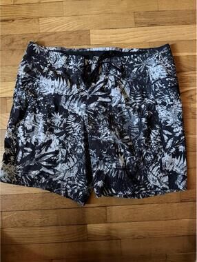 38x9 - Men - Lululemon Black and White Fern Print Shorts